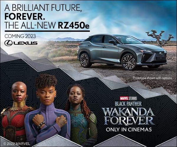 Affiche promotionnelle du Lexus RZ 450e électrique gris métallisé en paysage désertique, avec personnages de Black Panther Wakanda Forever