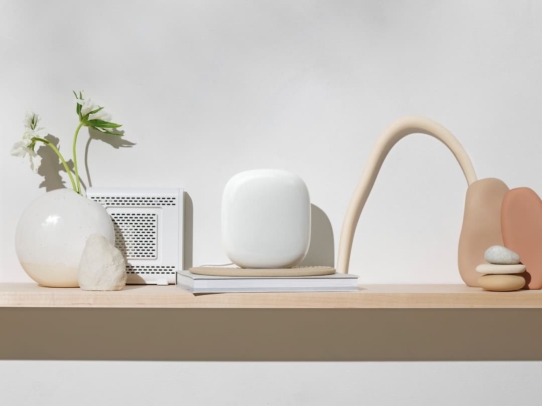 Google Nest Wifi Pro blanc posé sur une étagère avec décoration épurée, routeur maillé WLAN