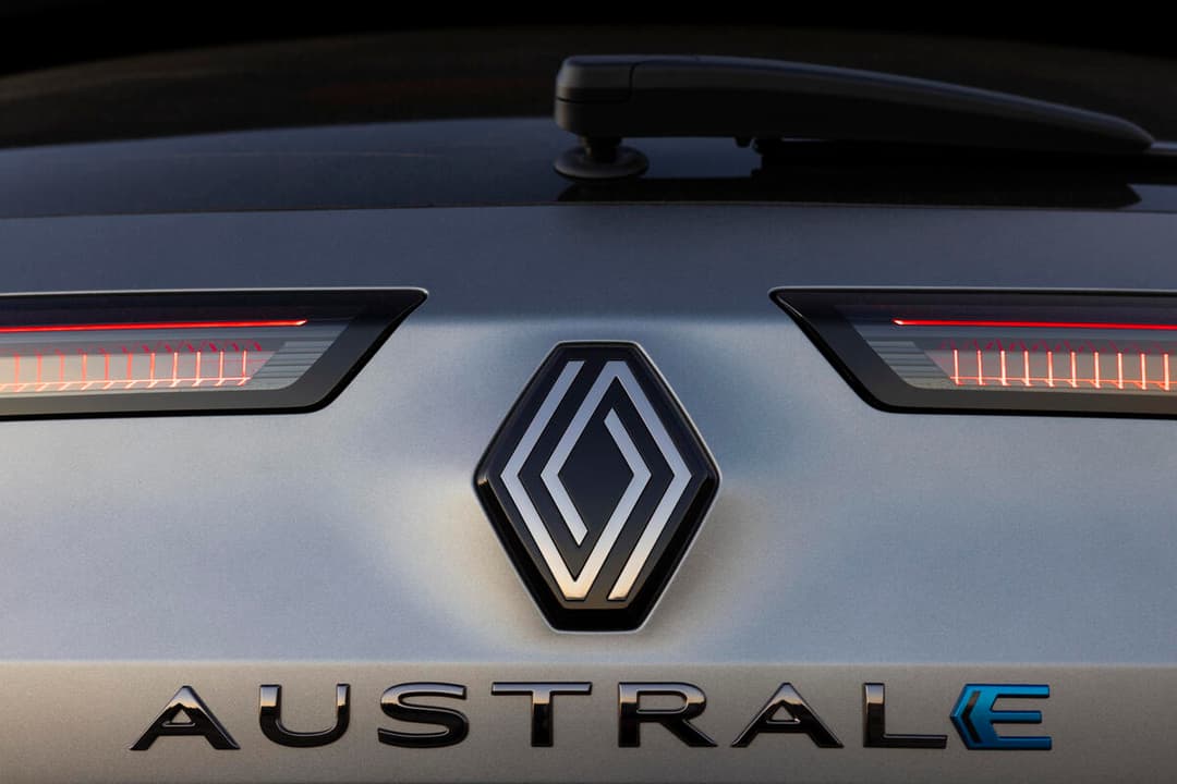 Renault Austral E-Tech full hybrid, détail de la calandre avec logo losange et feux arrière rouges