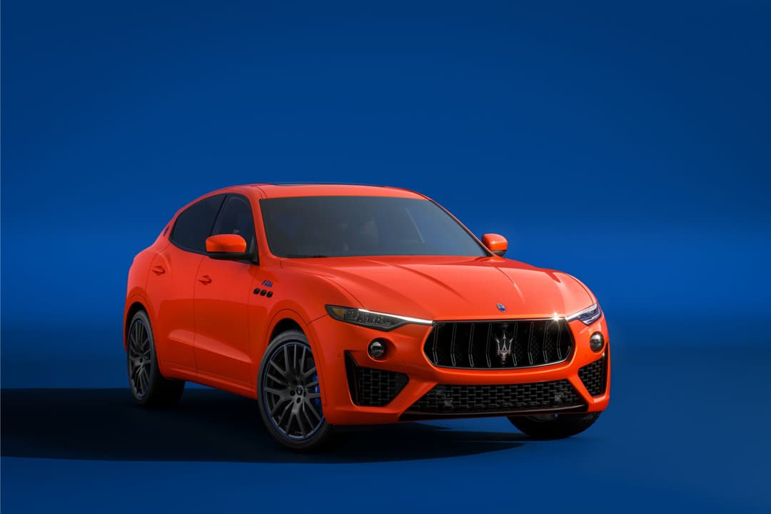Maserati Levante FTributo rouge vif, profil trois-quarts, sur fond bleu