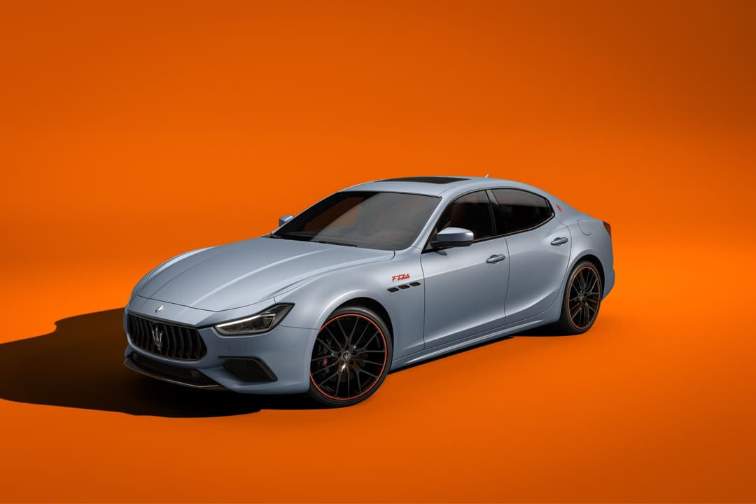 Maserati Ghibli FTributo grise avec jantes sport et liseré orange, sur fond orange vif