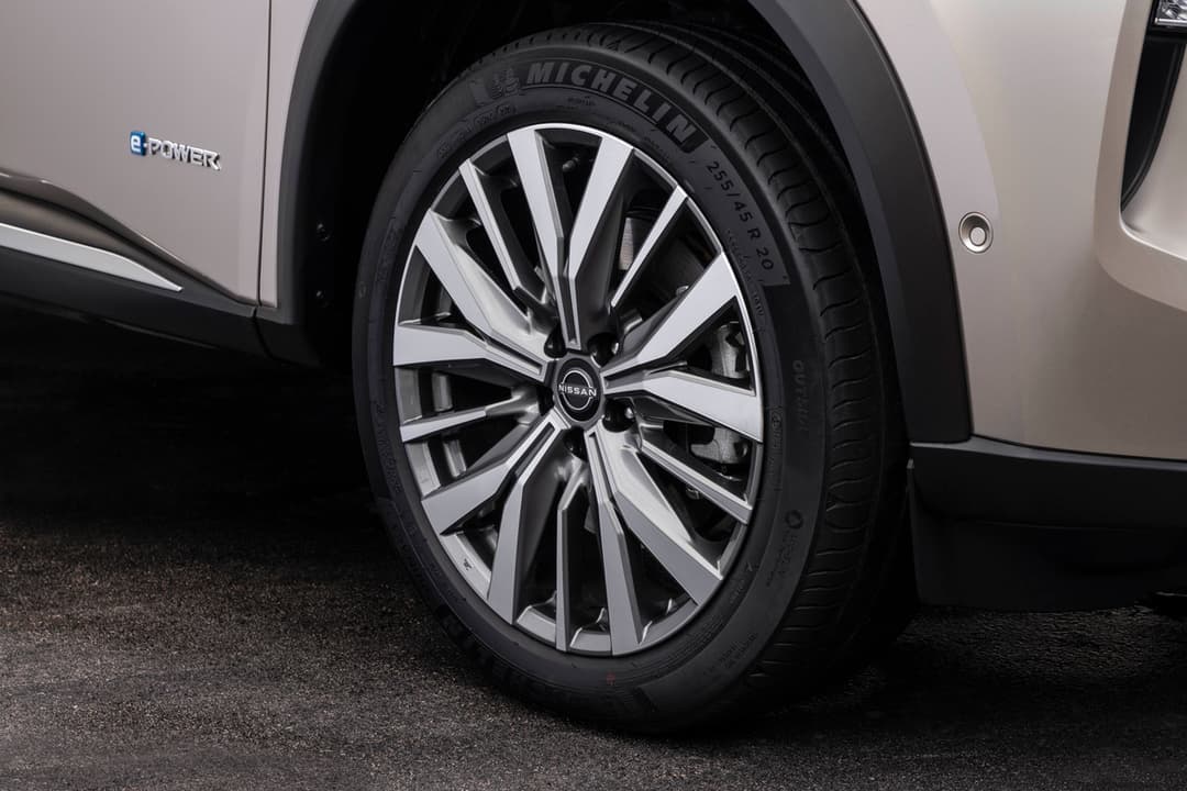 Roue du Nissan X-Trail e-Power avec jante alliage bicolore et pneu Michelin