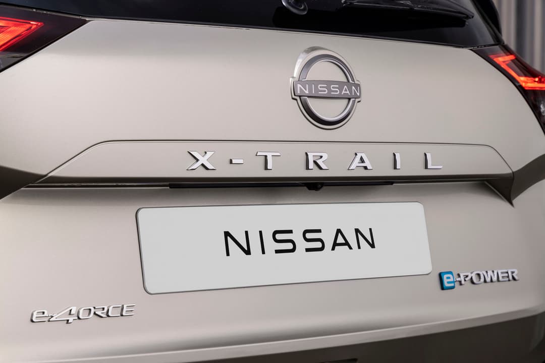 Arrière du nouveau Nissan X-Trail blanc avec badges e-4ORCE et e-POWER indiquant sa motorisation électrifiée