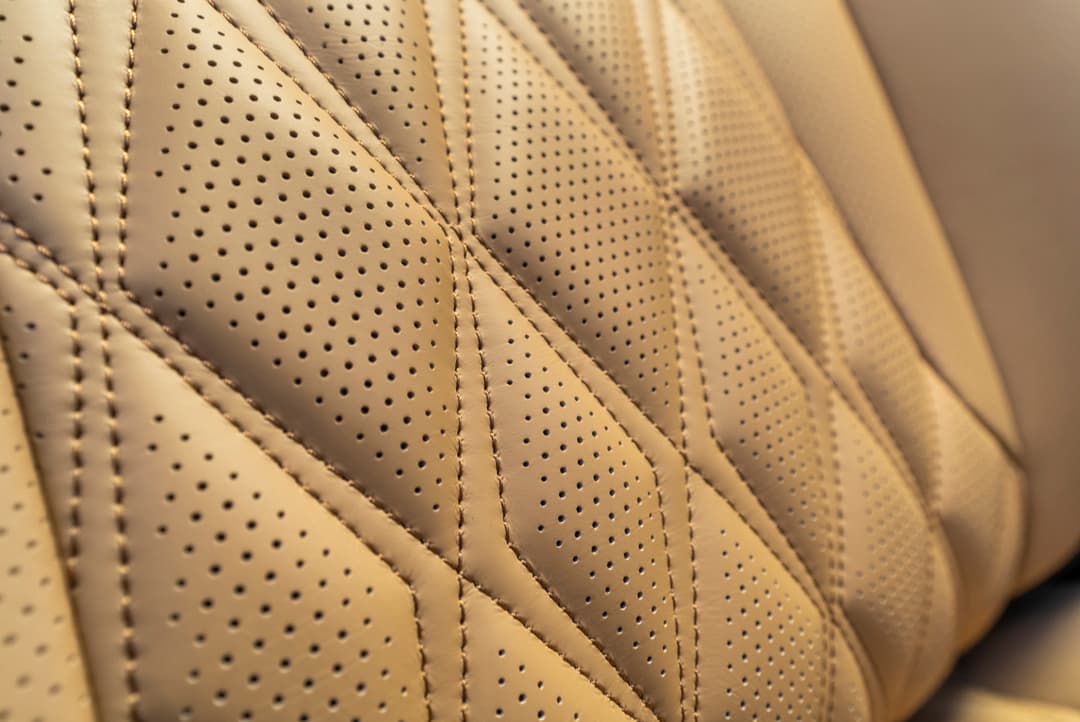 Siège du Nissan X-Trail avec cuir perforé beige clair et surpiqûres diagonales