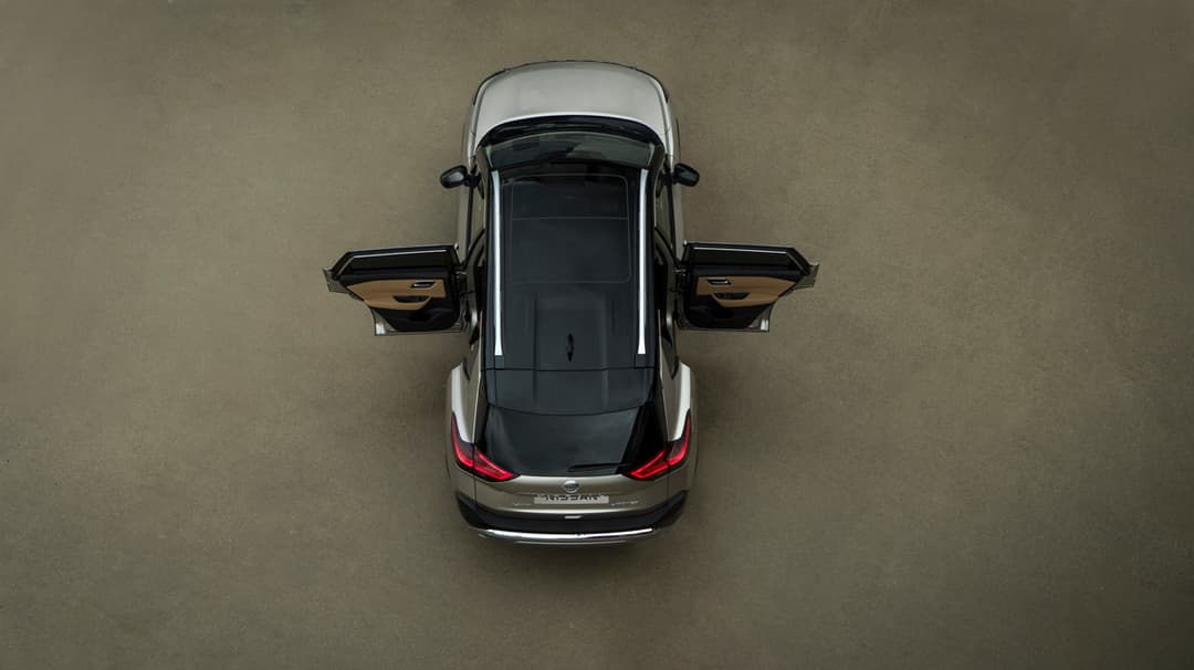 Nissan X-Trail blanc vue de dessus, portes ouvertes, montrant l'intérieur avec sièges individuels escamotables de la troisième rangée
