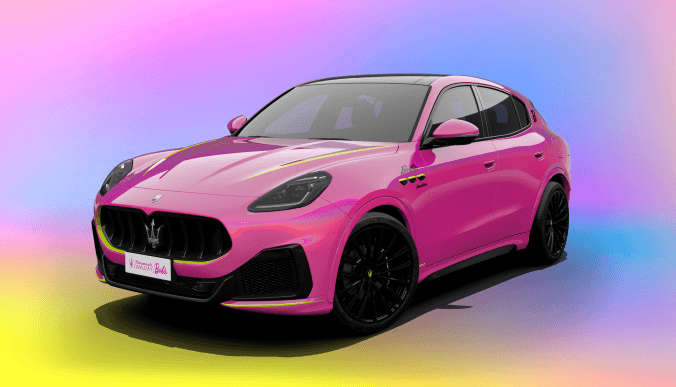 Maserati Grecale rose bonbon avec design inspiré de Barbie, sur fond dégradé pastel