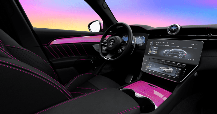 Habitacle du Maserati Barbie avec volant noir, sièges noirs piqûrés de rose, écran tactile et ciel irisé au coucher du soleil