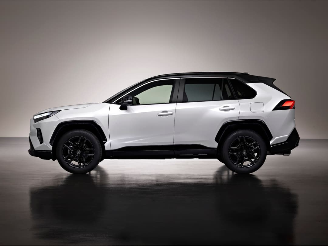 Toyota RAV4 GR SPORT blanc et noir, présenté de profil, avec aileron distinctive et design inspiré de la compétition
