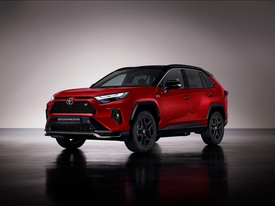 Toyota RAV4 GR SPORT rouge avec jantes noires 19 pouces à design double branche et logos GR discrets sur la calandre
