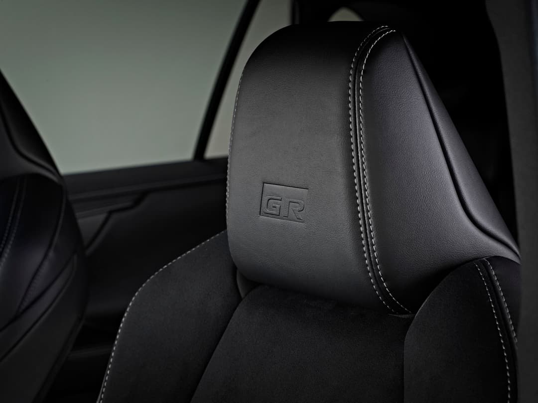 Siège avant du Toyota RAV4 GR SPORT en cuir noir avec logo GR et surpiqûres blanches