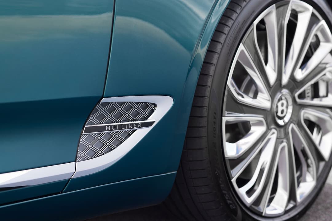 Bentley Riviera bleu turquoise, détail du badge Mulliner sur la carrosserie et de la roue chromée