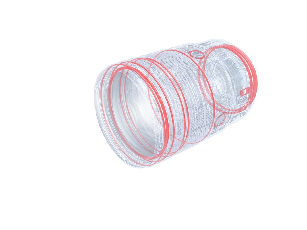 Objectif Canon RF 135 mm F1.8 L IS USM présenté de trois quarts, avec ses éléments optiques internes visibles en transparence et bagues de mise au point rouges