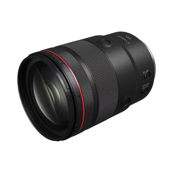 Objectif Canon RF 135 mm F1.8 L IS USM noir avec bande rouge, vu de trois quarts