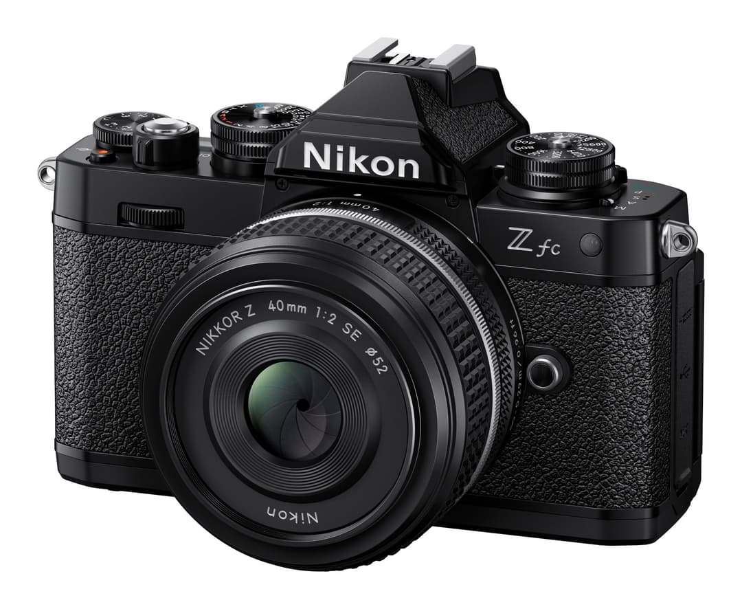 Nikon Z fc noir avec objectif NIKKOR Z 40mm f/2 SE, design rétro et boîtier texturé