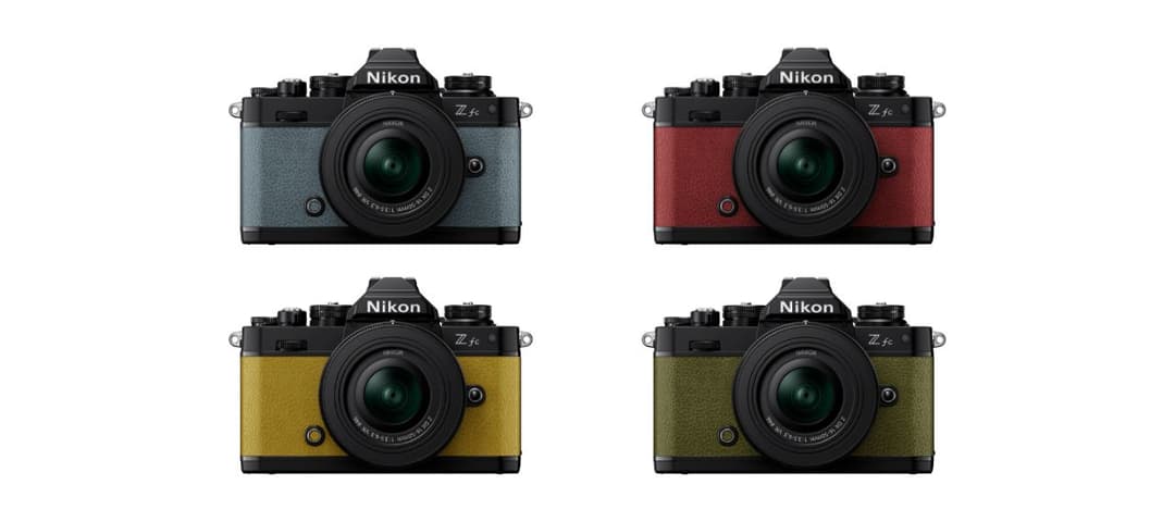 Quatre appareils photo Nikon Z fc avec boîtier de couleurs différentes : gris bleu, rouge bordeaux, jaune moutarde et vert kaki