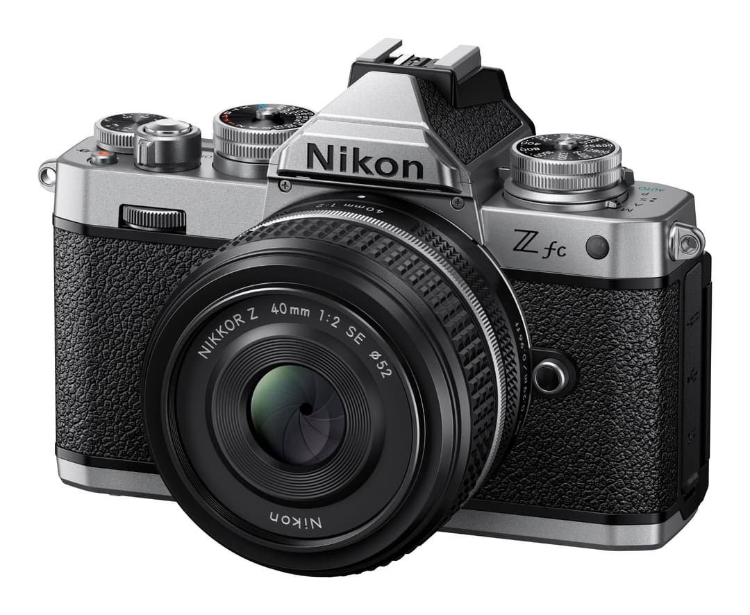 Nikon Zfc, appareil photo compact argenté et noir avec objectif Nikkor Z 40 mm f/2, vue de face