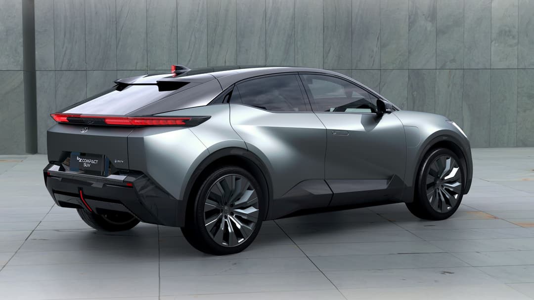 Toyota bZ Compact SUV, concept-car électrique gris argent avec feux arrière rouges, présenté de profil