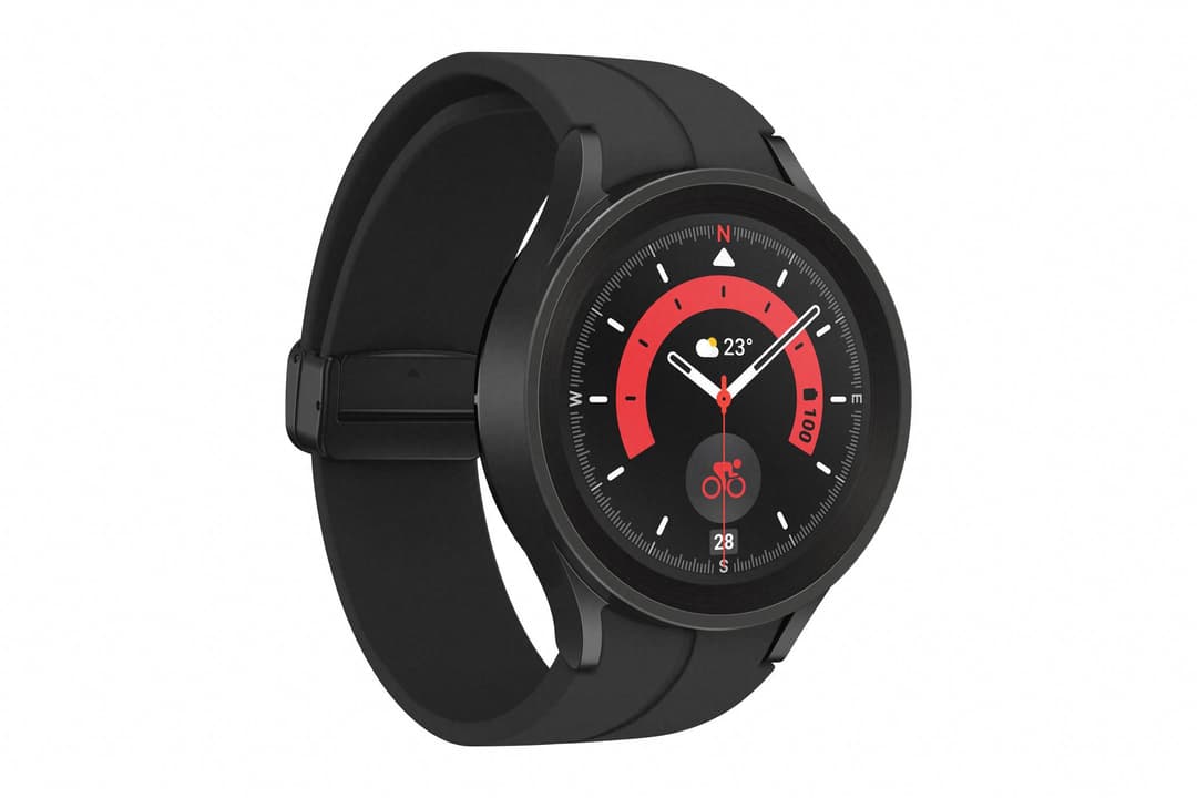 Samsung Galaxy Watch5 Pro avec boîtier noir, bracelet silicone noir et cadran affichant l'heure, la température et des indicateurs d'activité en rouge