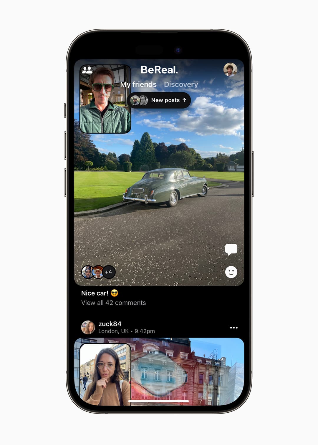 Interface de l'application BeReal sur iPhone affichant un flux de photos instantanées d'utilisateurs avec une voiture vintage et des portraits en bas de l'écran