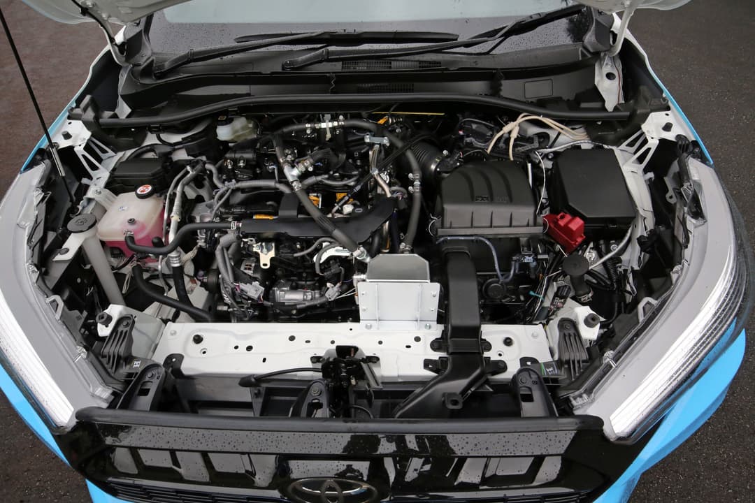 Moteur du prototype Toyota Corolla Cross à hydrogène, avec réservoir blanc et système de propulsion à combustible alternatif