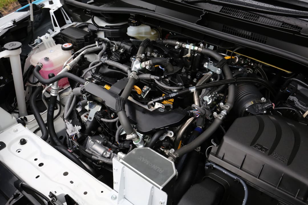 Moteur du prototype Corolla Cross H2 à hydrogène de Toyota, montrant le système de propulsion avec tuyauteries et réservoir d'hydrogène
