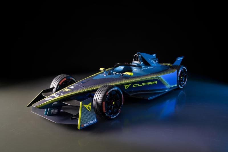 Voiture de course Cupra bleu et jaune de Formule E, vue de profil sur fond noir