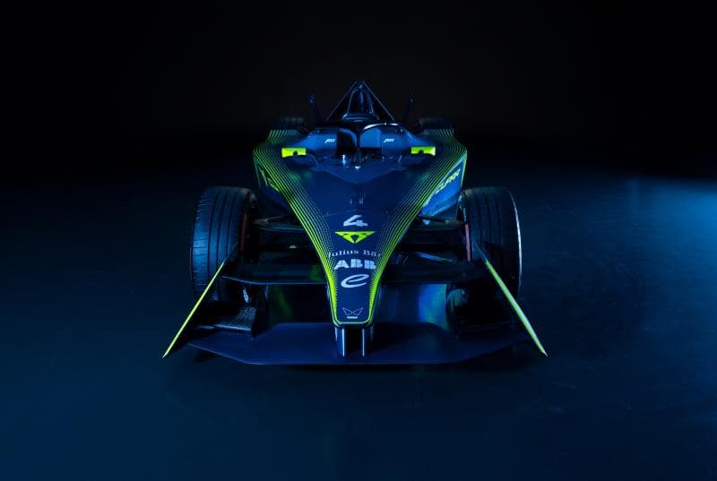 Monoplace de Formule E Cupra-ABT bleu et vert fluorescent vue de face sur fond sombre