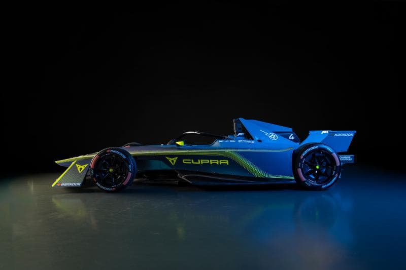 Monoplace Cupra de Formule E bleu et noir aux accents jaunes, vue de profil sur fond noir