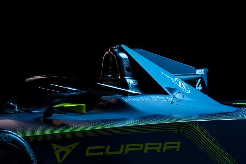Monoplace de Formule E ABT CUPRA bleue et verte, photographiée de profil sur fond noir