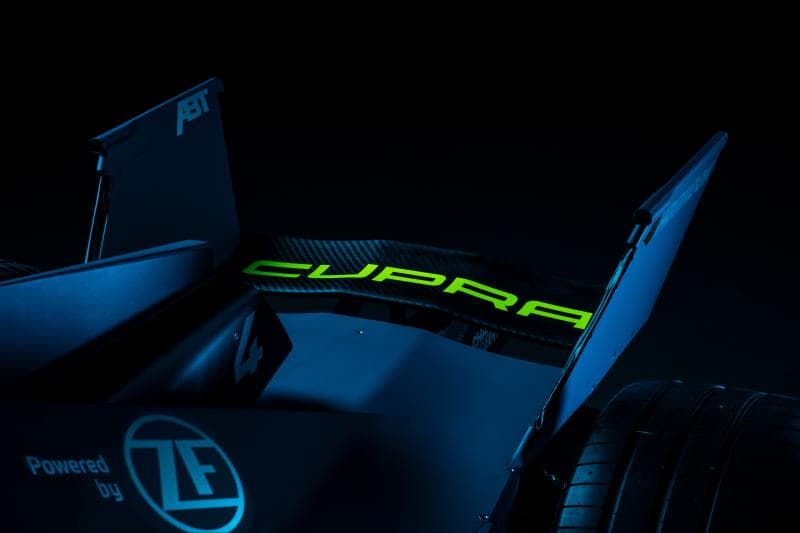 Voiture de course électrique Cupra e-Racer bleu et vert fluo vue de profil sur fond noir