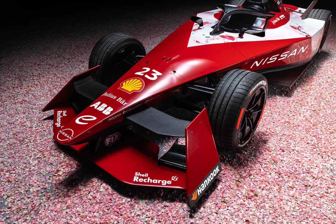 Monoplace Nissan Formula E rouge et blanche numérotée 23, avec logos Shell et ABB, vue de trois quarts