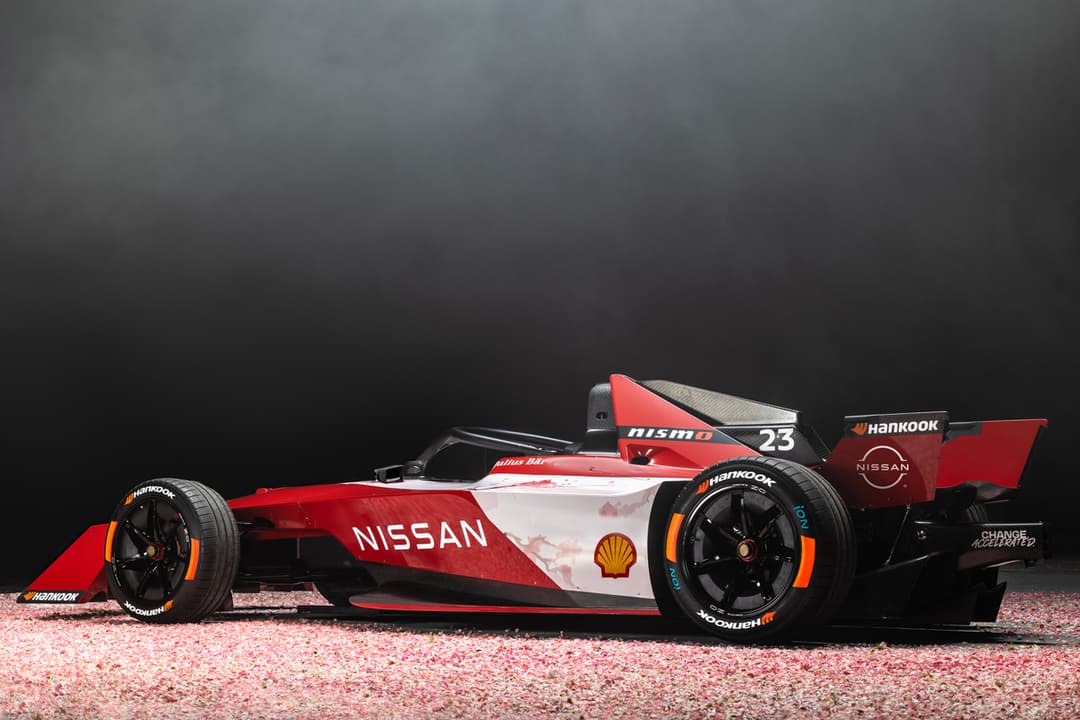 Monoplace Nissan e-4ORCE 04 de Formule E aux couleurs rouge et blanc avec le logo Nissan, sur un sol granuleux