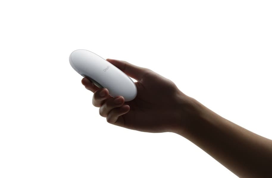 OHealth H1, moniteur de santé portable blanc d'OPPO, tenu dans une main