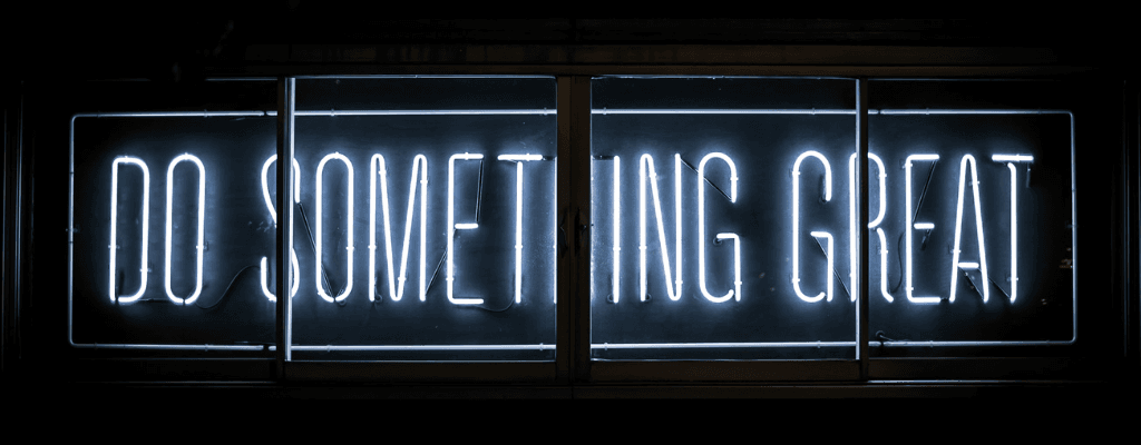 Enseigne au néon bleu avec l'inscription « Do Something Great » sur fond noir