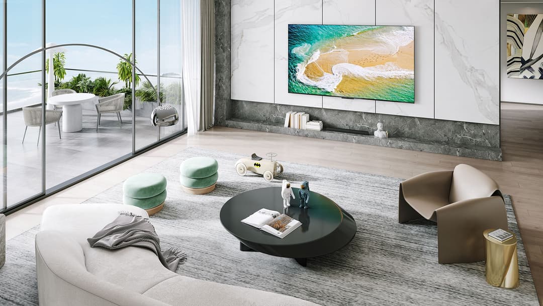 Téléviseur TCL Mini LED 4K affichant une plage avec vagues turquoise, intégré dans un salon moderne minimaliste