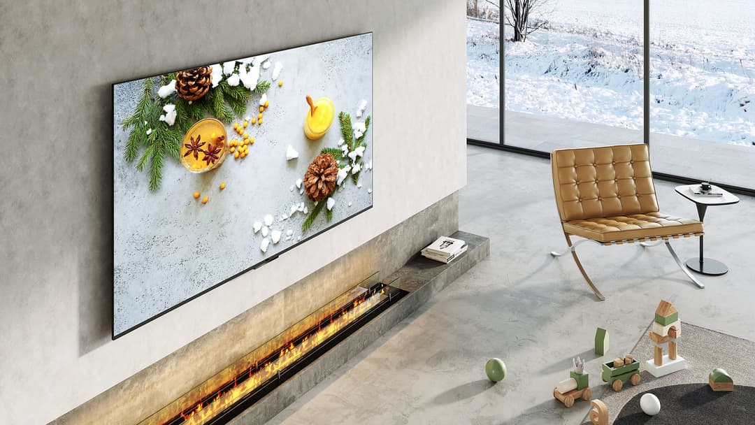 Téléviseur TCL affichant des fruits et décorations hivernales avec contraste lumineux et couleurs éclatantes, dans un intérieur épuré