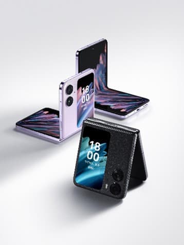 Trois smartphones OPPO pliables présentés ouvert et fermé, en blanc et noir, affichant leurs écrans internes et externes