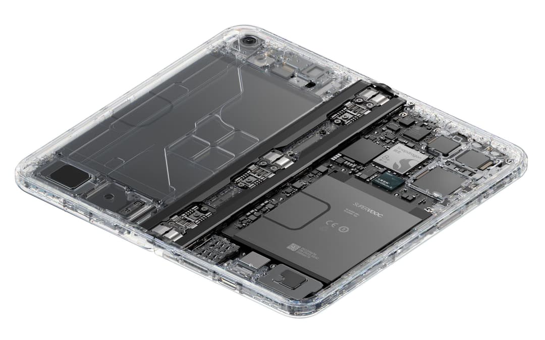 Écorchée du smartphone pliable OPPO Find N2 montrant ses composants internes et sa charnière centrale