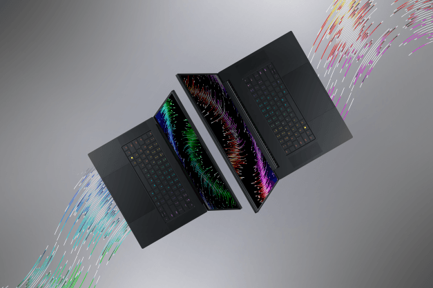 Trois ordinateurs portables Razer Blade noirs disposés en cascade, avec des effets lumineux multicolores émanant de leurs écrans