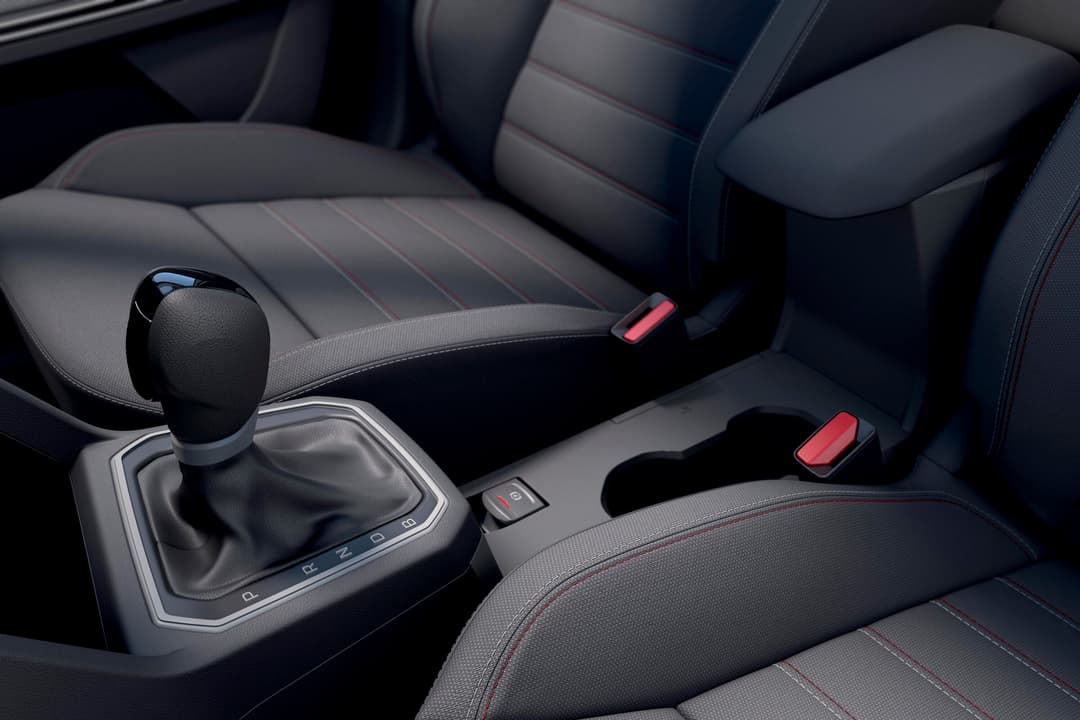Intérieur du Dacia Jogger Hybrid 140 avec boîte à crabots, sièges noirs et gris avec surpiqûres rouges
