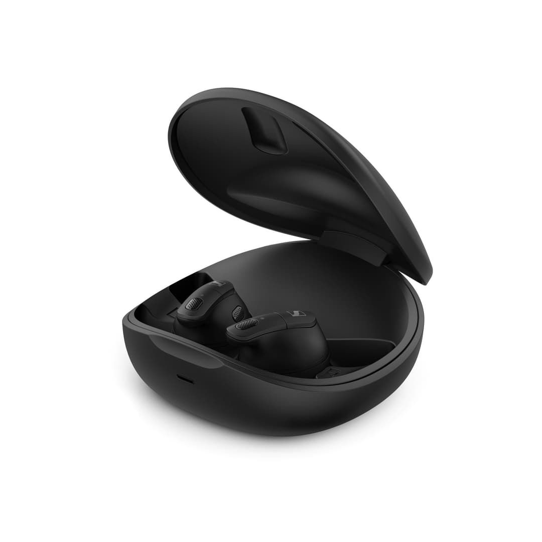 Écouteurs Sennheiser noirs compacts dans leur boîtier de recharge ouvert