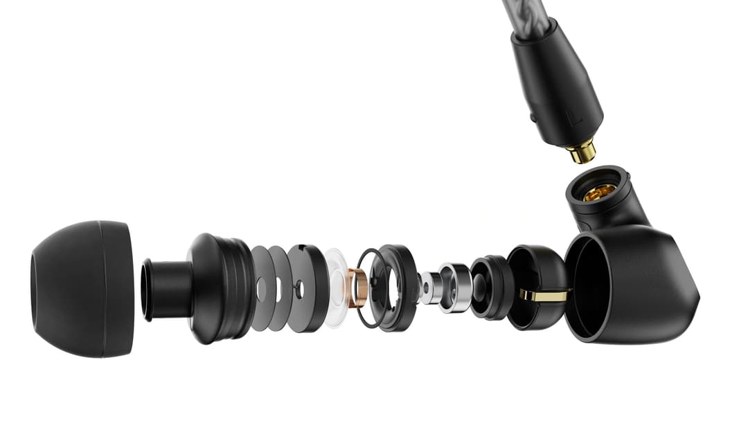 Écouteurs Sennheiser IE 200 avec leurs composants internes détaillés, montrant les embouts et les drivers de couleur noire et or