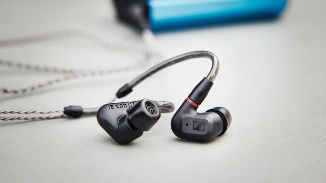 Écouteurs intra-auriculaires Sennheiser IE 200 noirs avec câble tressé, connecteurs MMCX et fiche stéréo 3,5 mm