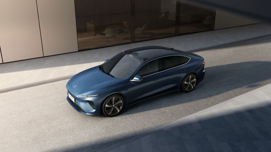 Faraday Future FF 91, berline électrique bleue garée devant un bâtiment moderne aux façades claires
