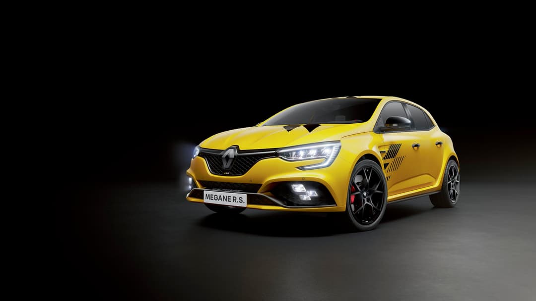Renault Megane R.S. Ultime de couleur jaune vif, trois-quarts avant, sur fond noir avec éclairage de studio
