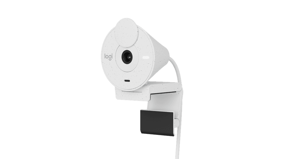 Webcam Logitech Brio blanche avec objectif noir et support de fixation, vue de trois quarts