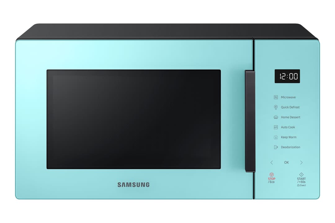 Micro-onde Samsung Bespoke coloris Mint avec façade turquoise, écran affichant l'heure et boutons de commande