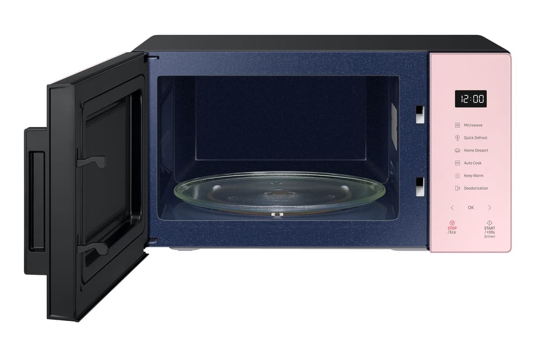 Micro-ondes Samsung Bespoke coloris Mint bleu foncé avec façade rose, porte ouverte montrant revêtement céramique