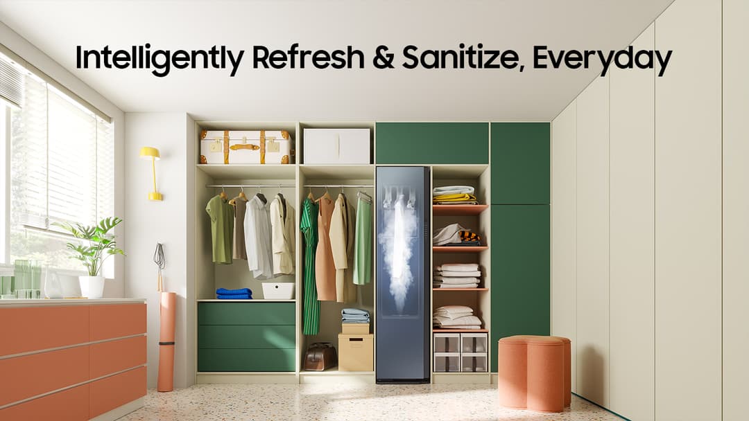 Samsung Bespoke AirDresser bleu foncé intégré dans une armoire moderne avec vêtements, dans une chambre aux tons naturels et vert sauge