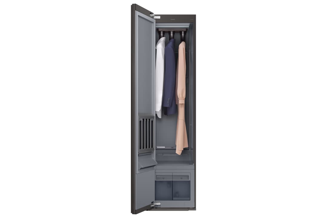 Samsung Bespoke AirDresser, armoire grise avec porte ouverte contenant trois vêtements suspendus : chemise blanche, gilet bleu marine et blazer beige